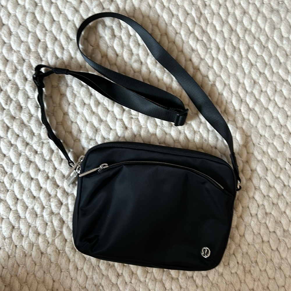 lLululemon black crossbody NWOT